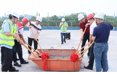 喜封金頂！宜賓遠(yuǎn)東電纜二期交聯(lián)機(jī)主機(jī)樓圓滿封頂，產(chǎn)能升級(jí)再啟新程。